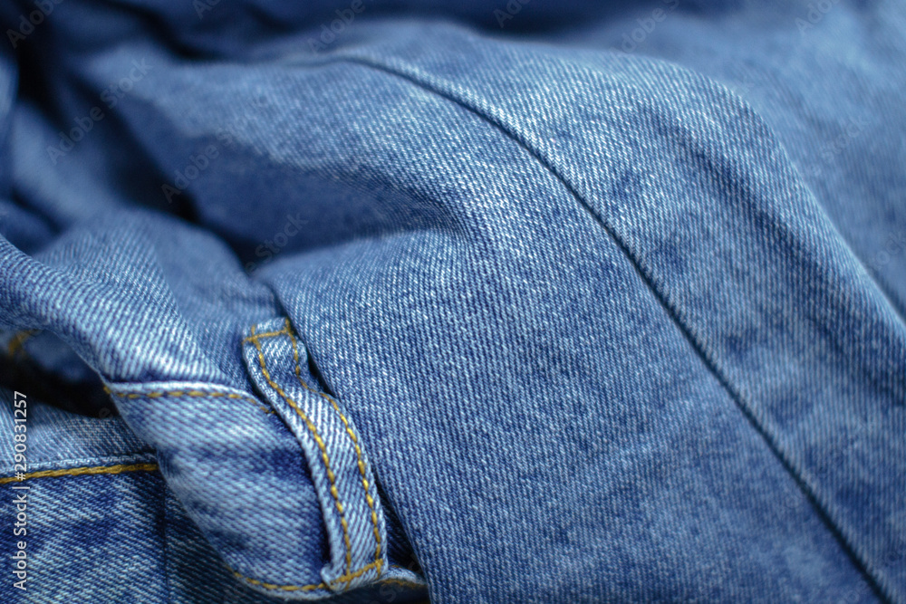 Naklejka premium A close-up picture of crinkle blue jeans