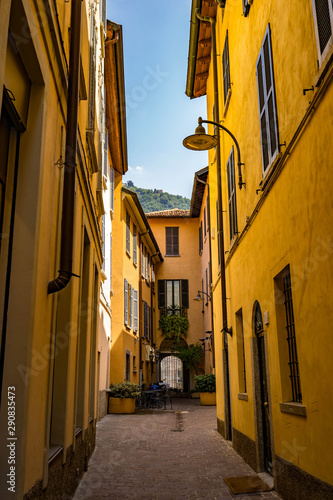 Rue colorée jaune en Italie, sous un ciel bleu
