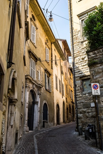 Fototapeta Naklejka Na Ścianę i Meble -  Ruelle en pente en Italie