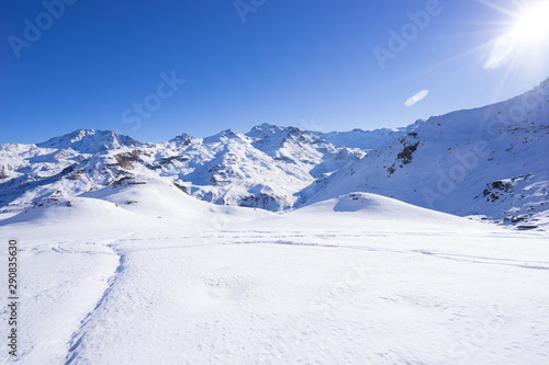Paysage de montagnes enneigées, dans les Alpes françaises © Sebastien