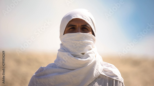 Valokuva Bedouin in white clothes looking at camera, islamic religion and traditions