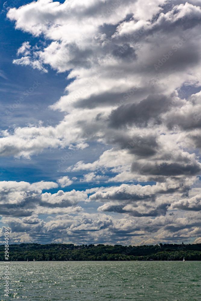 Dichte Wolken über dem Starnberger See