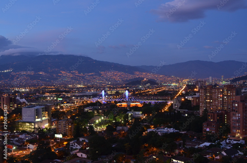 Obraz premium Atardecer en ciudad