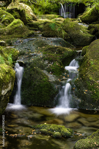 Cascada entre rocas 