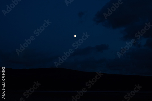 Obraz na płótnie Moon with clouds over hill w salonie