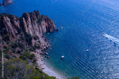 Obraz na płótnie Tranquil bay with cliff and motorboat w salonie