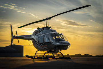 Handdoek met foto Helikopter Helikopter zwevend in blauwe lucht  © matthew