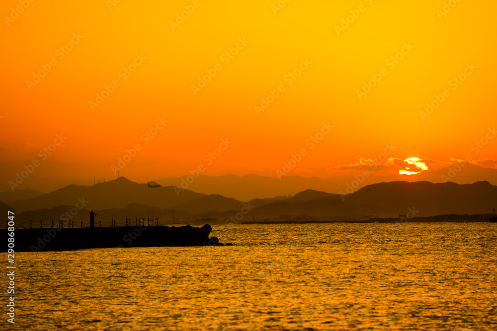 Naklejka premium 太陽と飛行機と海