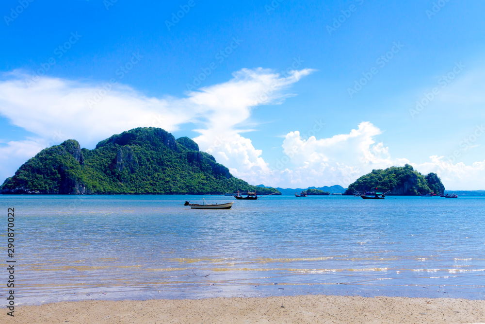 Fototapeta premium Beach with sky and fishing boat at Baan Koh Teap
