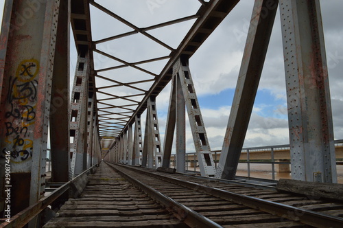 puente de metal abandonado