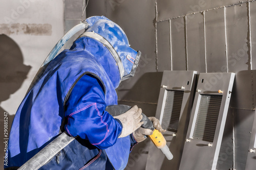 Bilde på lerret The operator of the sandblasting machine is ready to go