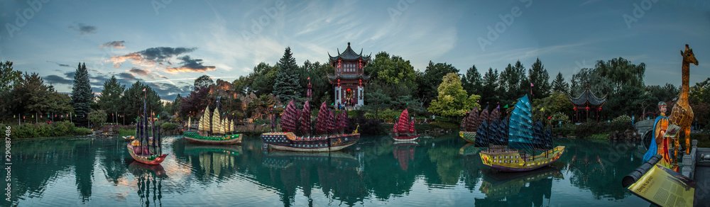 Obraz premium Montreal Botanical Garden (chinese garden) in the autumn, Province of Quebec, CANADA.
