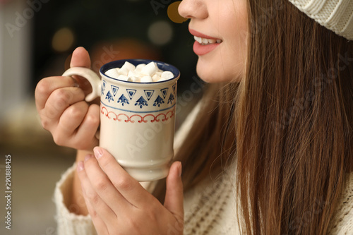 Beautiful woman drinking ho...