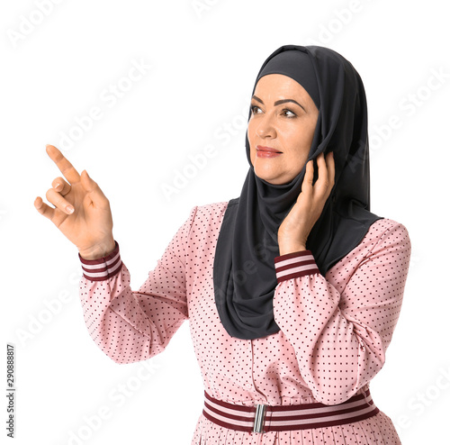 Beautiful mature Muslim wom...