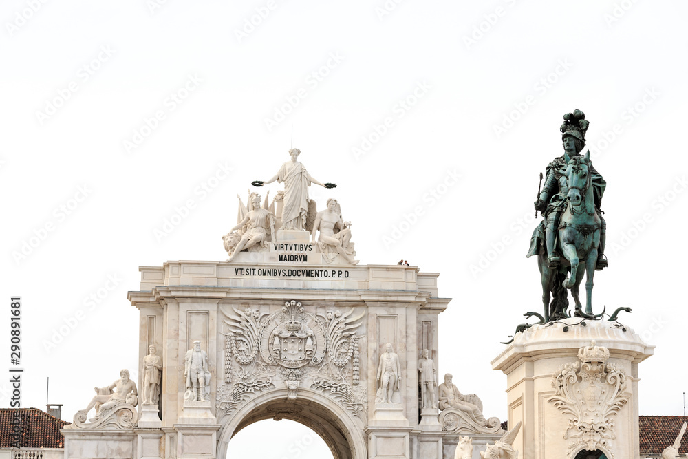 Famous arch at the Praca do Comercio showing Viriatus, Vasco da Gama, Pombal and Nuno Alvares Pereira