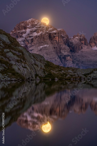 Luna piena sulle Dolomiti di Brenta photo