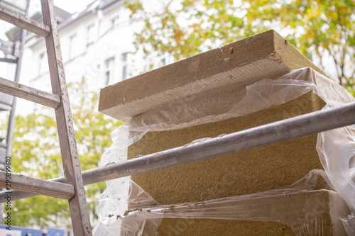 Dämmstoffe auf einer Bausstelle zum Isolieren von Häusern