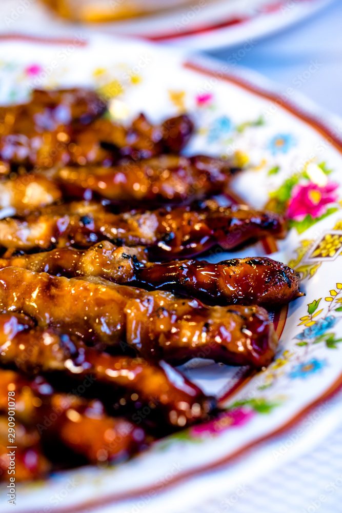 Gros plan de brochette de porc au caramel Gros plan de brochette de porc au caramel