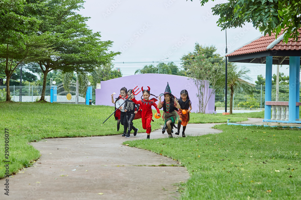 Obraz premium Asian girl kids trick or treat on street