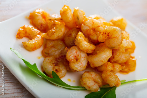 Grilled shrimps with arugula