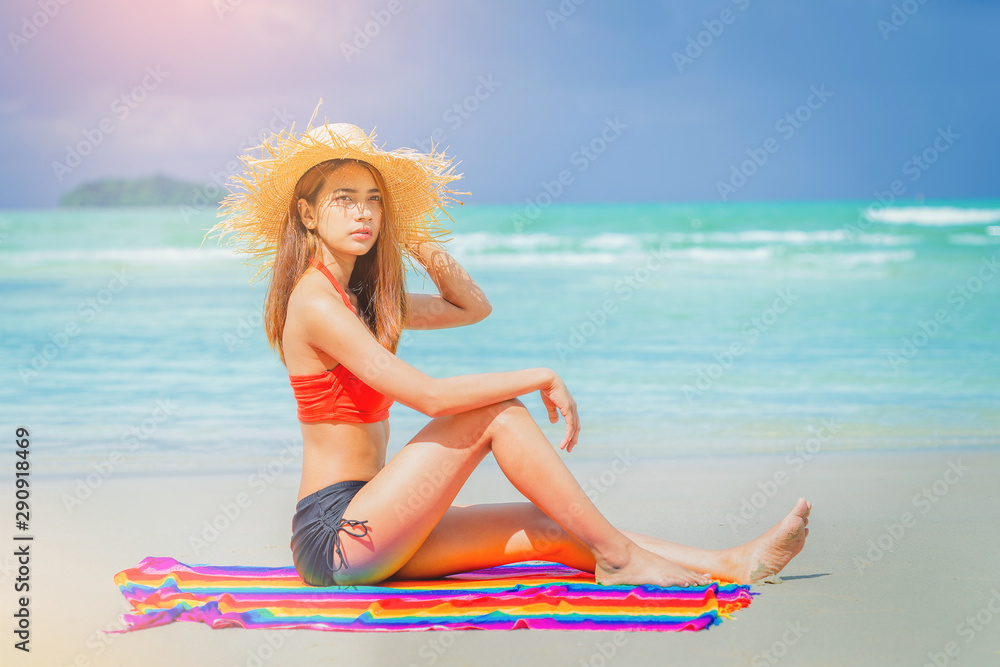 Naklejka premium Sexy woman freedom vacation relax on the beach enjoy with warm light