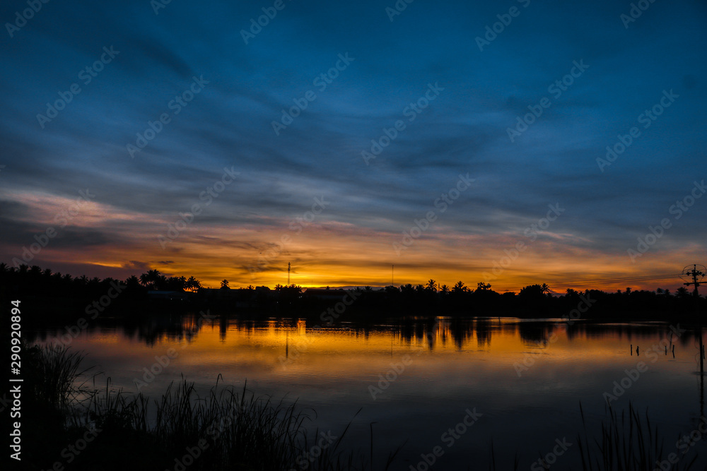 Obraz premium sunset over lake