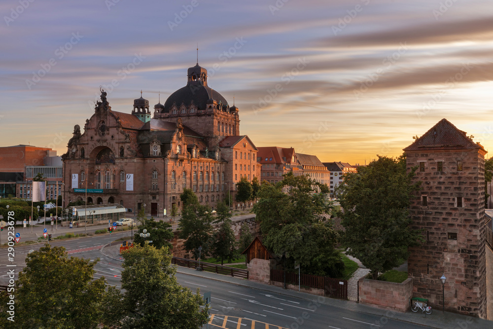 langzeitbelichtung der alten Oper in Nürnberg zum Sonnenuntergang