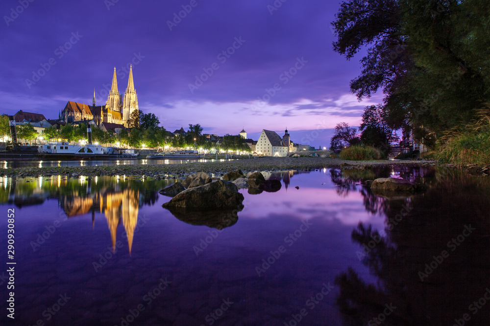 Regensburg mit spiegelung bei Niedrigwasser