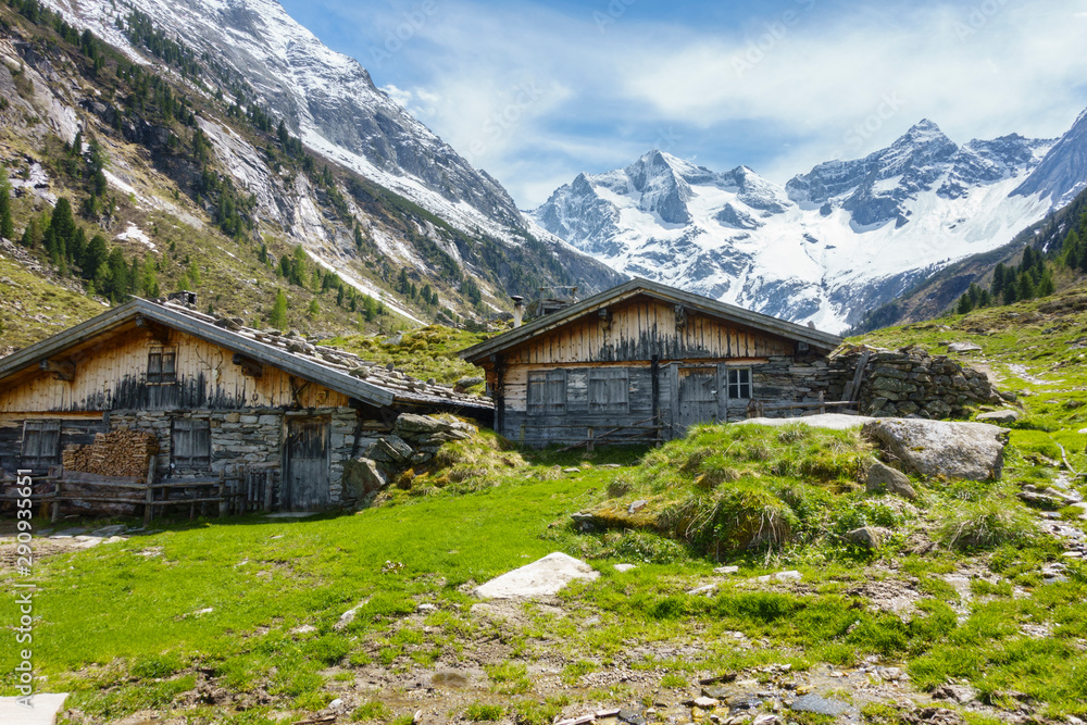 Almhütte in den herbstlichen Alpen im Zillertal