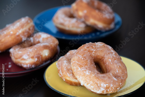 Obraz na plátně donuts para comer en platos de colores