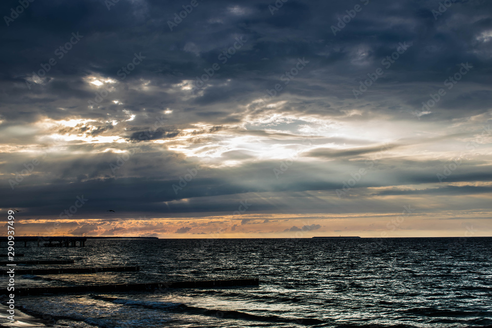 Obraz premium sunset over the sea