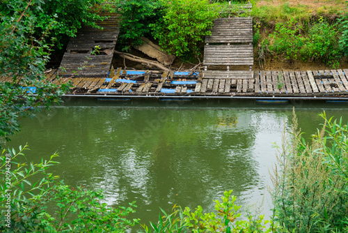 Quadro su tela Broken jetty along river