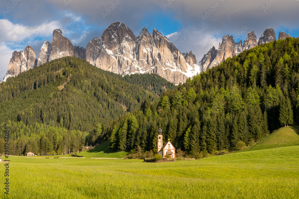 Panorama mit Kirche St.Johann in Südtirol vor der Geissler Berggruppe