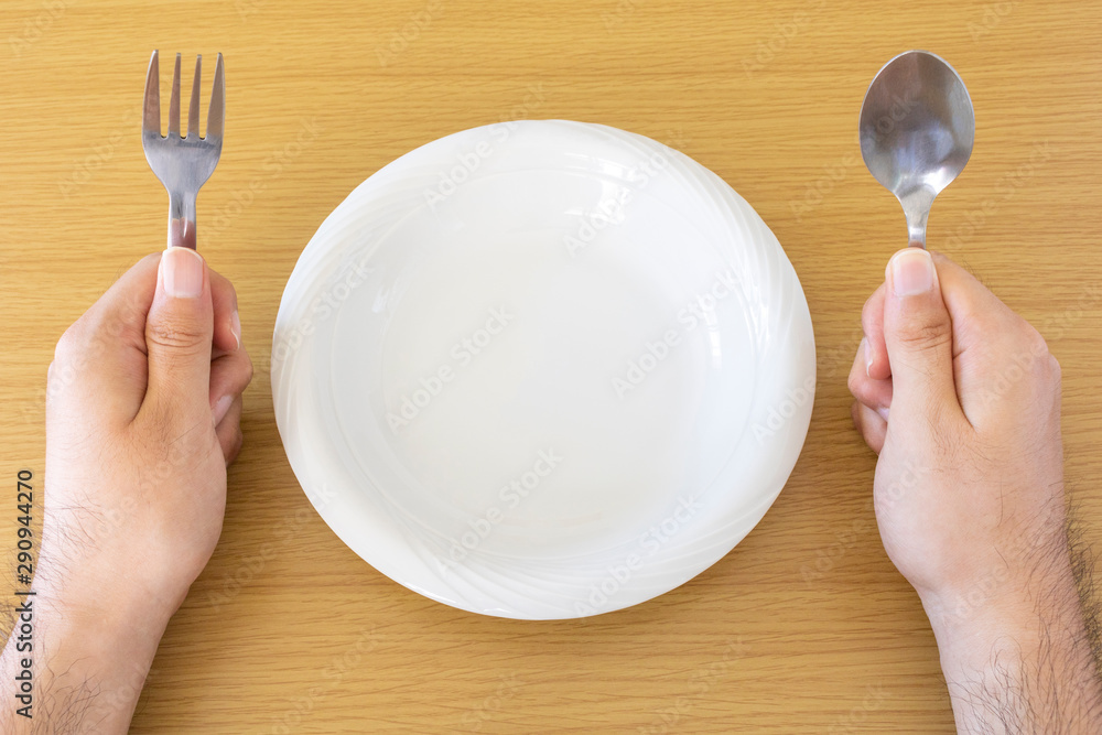 スプーンとフォークを持って食事を待つ男性の手 Stock Photo Adobe Stock