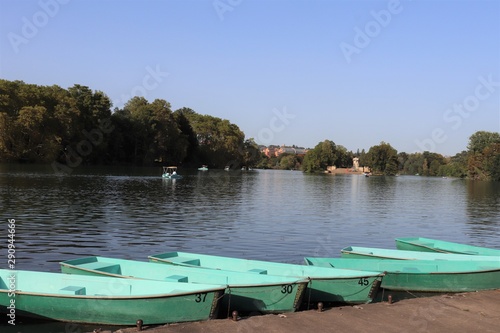 Barques amarrées au bord du lac du parc de la Tête d'Or à Lyon - France