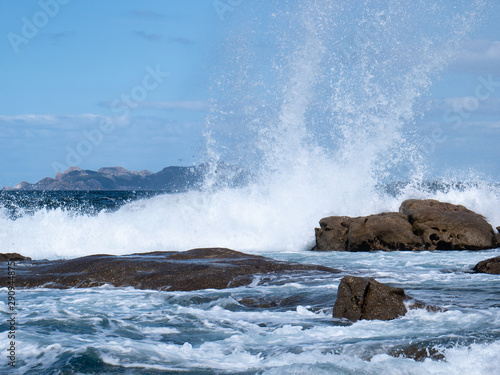 rocas en el mar con olas golpeando