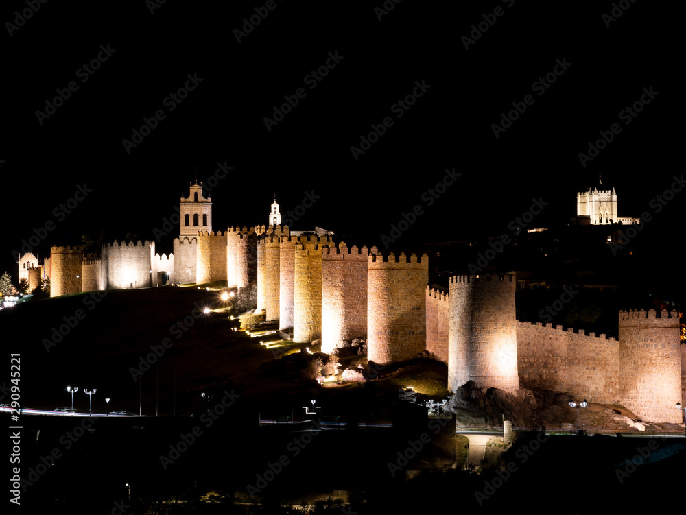 muralla de Avila iluminada por la noche