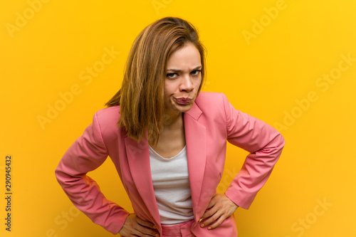 Fotografia Young fashion business woman scolding someone very angry.