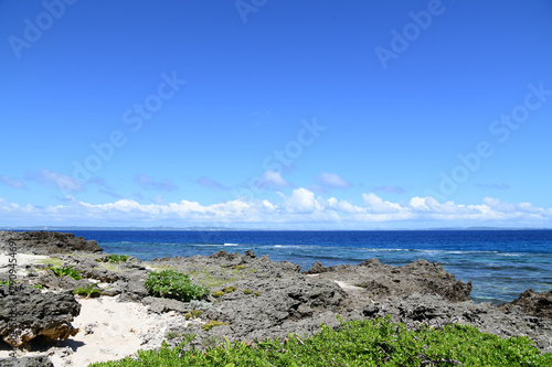 沖縄の美しい海と青い空