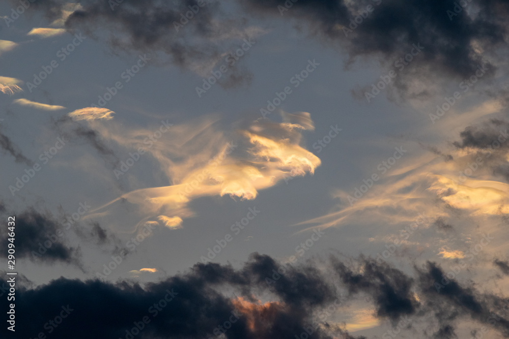 天翔けるドラゴンのような形をした光彩の雲
