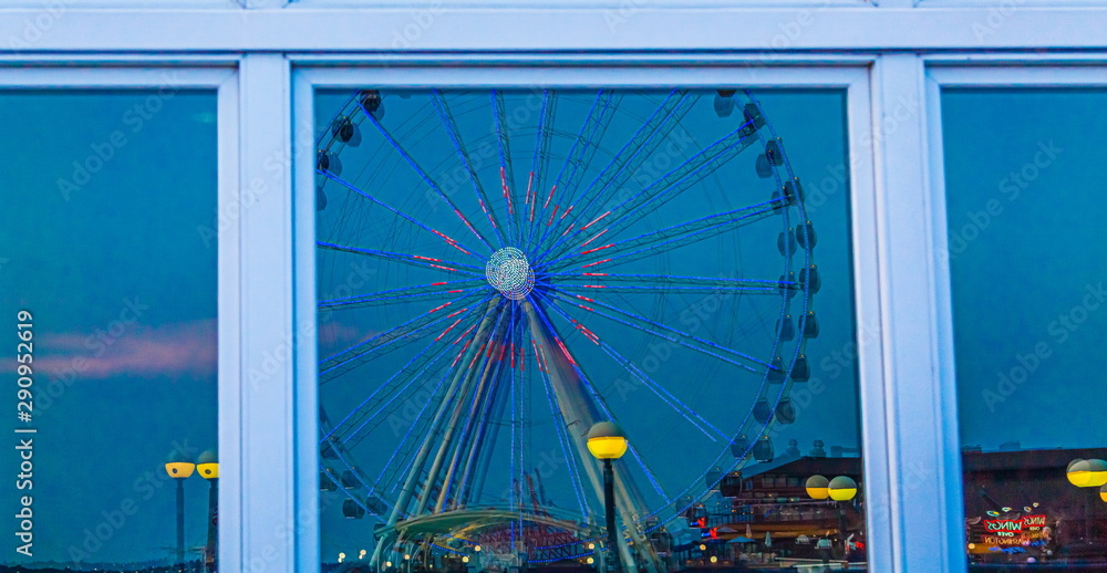 Fototapeta premium The ferris wheel on the waterfront of Seattle, Washington in late afternoon light