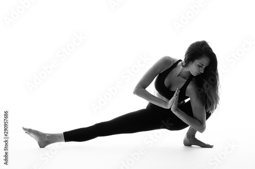 Femme qui fait du Yoga en studio