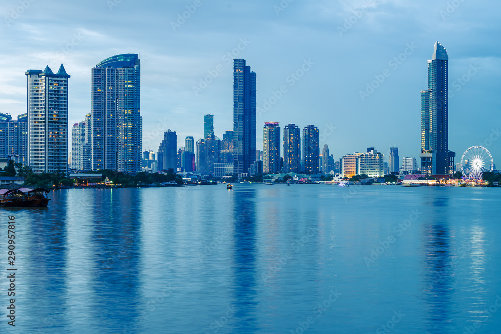 Fototapeta premium Bangkok City Blue Tone o zachodzie słońca w Tajlandii.
