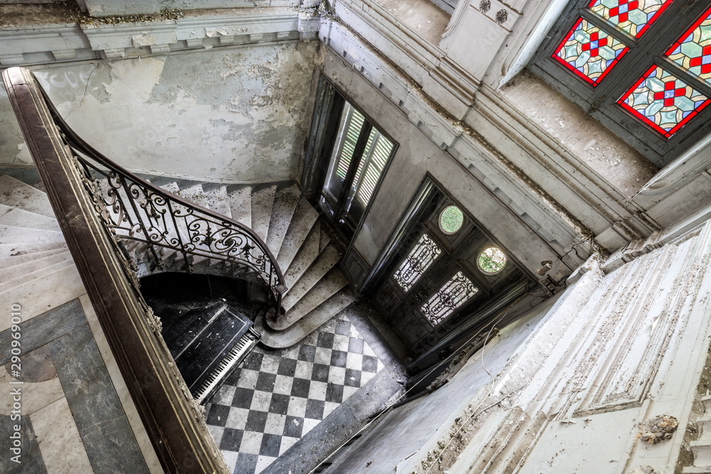 Φωτογραφία Wide angle view of the marble staircase of an old and abandoned french gentry co