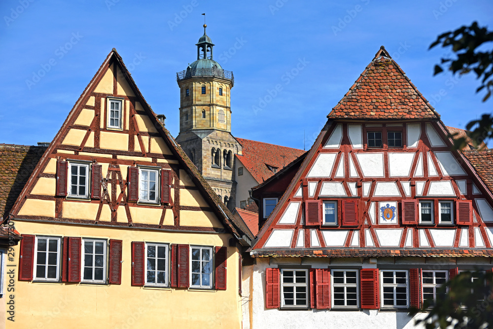 Fachwerkhäuser und Kirchturm der St. Michael Kirche in Schwäbisch Hall Fachwerkhäuser und Kirchturm der St. Michael Kirche in Schwäbisch Hall