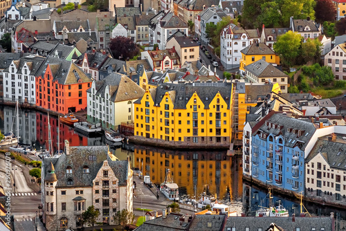 Fényképezés Alesund is a port and tourist city at the entrance to the Geirangerfjord