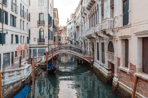 Fototapeta Naklejka Na Ścianę i Meble -  Boats on narrow canal between colorful historic houses in Venice.