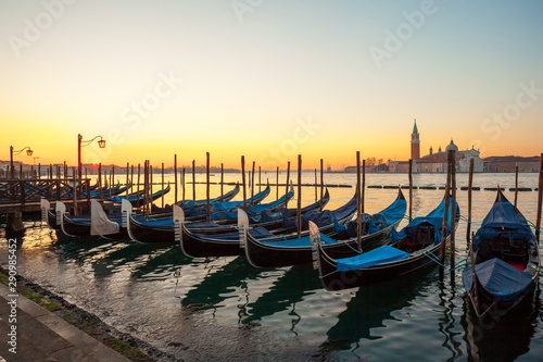 Wschód słońca w Wenecji z gondolą i wyspą St George widok z placu San Marco