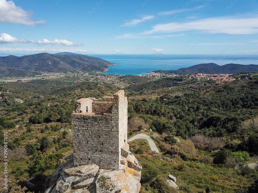 Torre San Giovanni e Marina di Campo, veduta aerea con drone. Isola d'Elba, Toscana, Italia