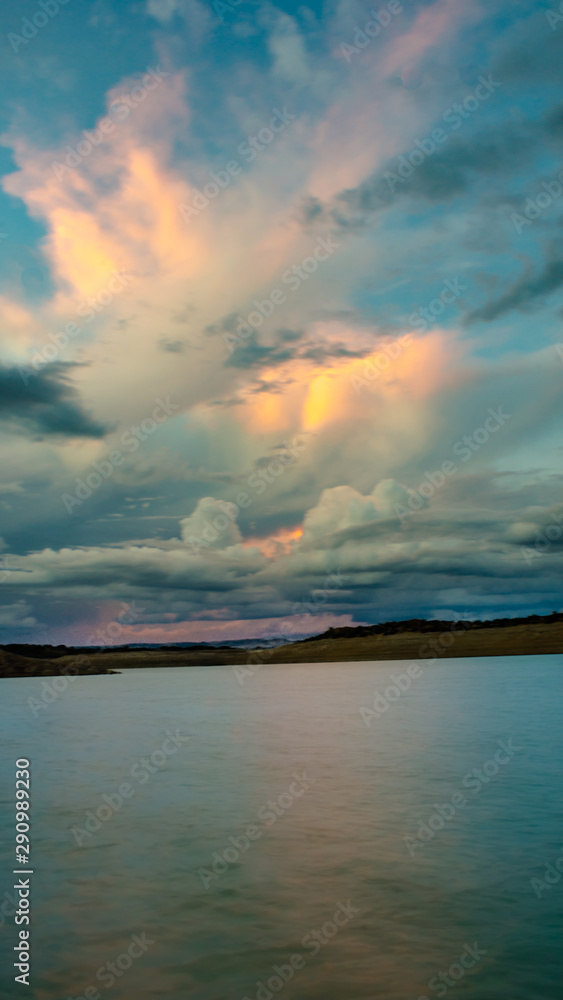 Fototapeta premium bon nuage de barrage d'eau